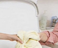 Стираем детские вещи для новорождённых в стиральной машине правильно: выбор порошка и температуры